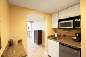 Barefoot Beach Club Hotel With Full Kitchen in Madeira Beach