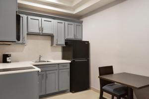 Days Inn & Suites by Wyndham Houston Hobby Airport Hotel With Full Kitchen in Houston
