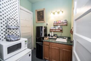 Looking Glass Inn Hotel With Full Kitchen in 