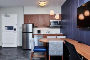 Residence Inn By Marriott Berkeley Hotel With Full Kitchen in 