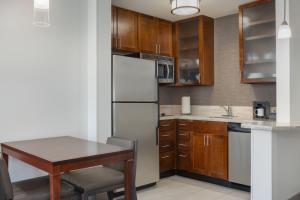 Residence Inn Savannah Downtown Historic District Hotel With Full Kitchen in 