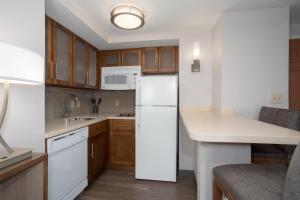 Staybridge Suites Denver International Airport by IHG Hotel With Full Kitchen in 