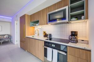 Stunning Lux 2 Bed 2 Bath with Panoramic View from Balcony Hotel With Full Kitchen in 