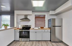 The West End Hotel With Full Kitchen in 